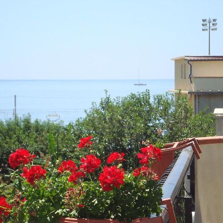 B&B Nereidi Melito Di Porto Salvo Bagian luar foto